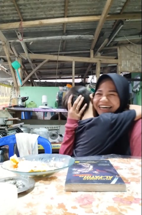 Ibu Ini Beri Kejutan Hadiah Buku untuk Anaknya, Alasan Dibaliknya Bikin Haru