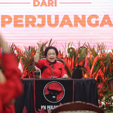 Ketua Umum PDI Perjuangan Megawati Soekarnoputri (kedua kiri) memberikan surat keputusan (SK) partai kepada bakal calon Gubernur Jateng Jenderal TNI (purn) Andika Perkasa, bakal calon Wakil gubernur Jateng Hendrar Prihadi (kedua kanan), bakal calon Gubernur Gorontalo Hamzah Isa (kanan) di Kantor DPP PDI Perjuangan, Jakarta, Senin (26/8/2024).