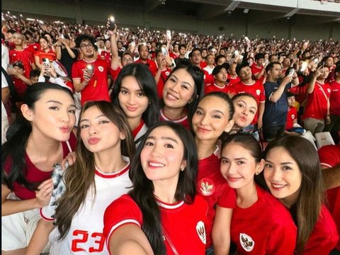 Kece Banget! 7 Potret Febby Rastanty saat Nonton Langsung Timnas Indonesia vs Australia di Stadion GBK