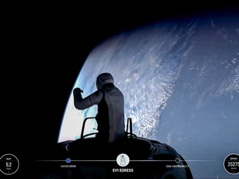 FOTO: Miliarder AS Terbang ke Luar Angkasa Naik Roket SpaceX, Ini Potretnya Lihat Bumi Secara Langsung