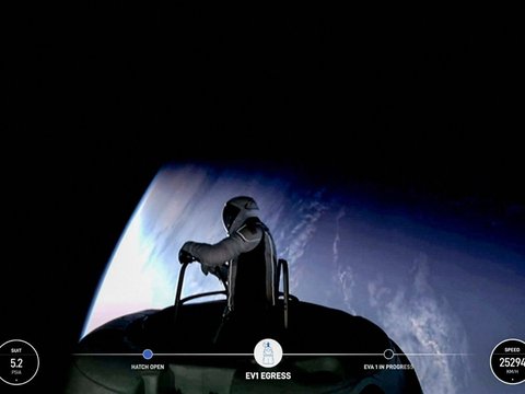 FOTO: Miliarder AS Terbang ke Luar Angkasa Naik Roket SpaceX, Ini Potretnya Lihat Bumi Secara Langsung