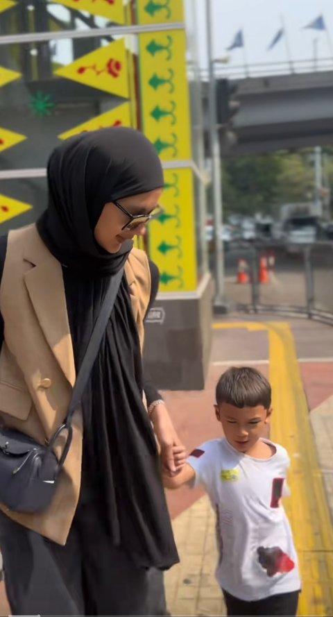 Potret Kiano Naik TransJakarta Bersama Mama Paula