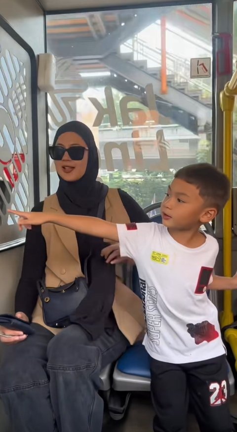 Potret Kiano Naik TransJakarta Bersama Mama Paula