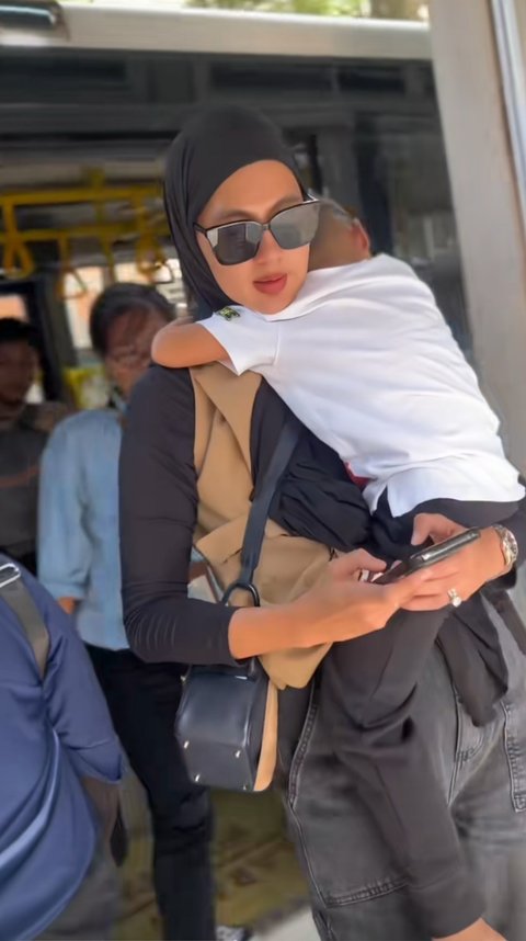 Potret Kiano Naik TransJakarta Bersama Mama Paula