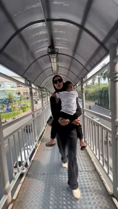 Potret Kiano Naik TransJakarta Bersama Mama Paula