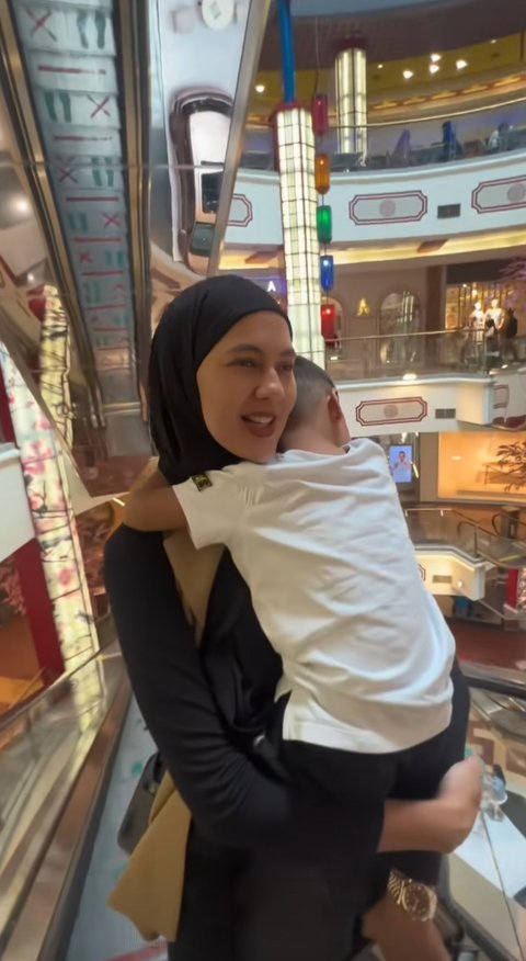 Potret Kiano Naik TransJakarta Bersama Mama Paula