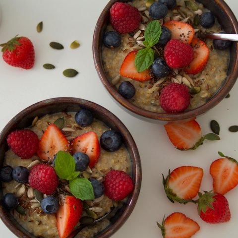 oatmeal dengan topping buah-buahan