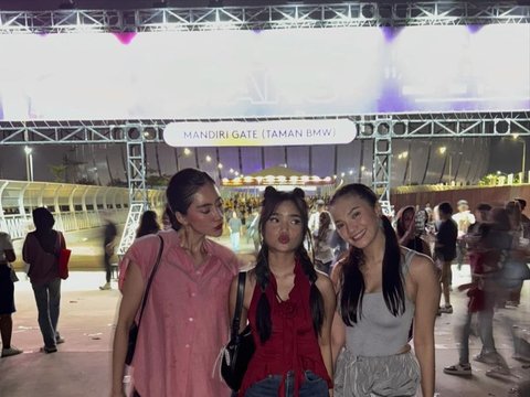 8 Potret Cantik Fuji saat Nonton Konser Bruno Mars di Jakarta, Kompak Banget Bareng Bestie