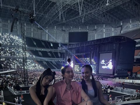 8 Potret Cantik Fuji saat Nonton Konser Bruno Mars di Jakarta, Kompak Banget Bareng Bestie