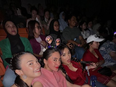 8 Potret Cantik Fuji saat Nonton Konser Bruno Mars di Jakarta, Kompak Banget Bareng Bestie