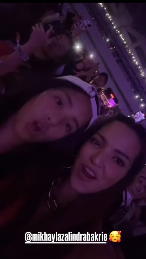 Potret Keseruan Nia Ramadhani Bareng Mikhayla saat Nonton Konser Bruno Mars, Potret Ibu dan Anak Kompak Banget!