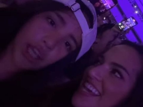 Potret Keseruan Nia Ramadhani Bareng Mikhayla saat Nonton Konser Bruno Mars, Potret Ibu dan Anak Kompak Banget!