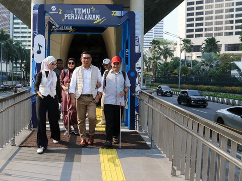 FOTO: Ridwan Kamil Ajak Penyandang Difabel Tinjau Akses Disabilitas di Halte Transjakarta