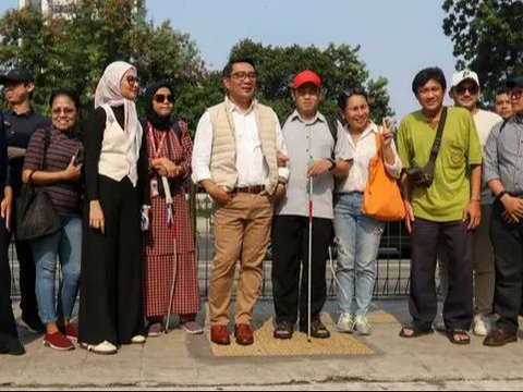 FOTO: Ridwan Kamil Ajak Penyandang Difabel Tinjau Akses Disabilitas di Halte Transjakarta