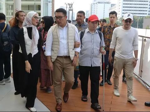 FOTO: Ridwan Kamil Ajak Penyandang Difabel Tinjau Akses Disabilitas di Halte Transjakarta