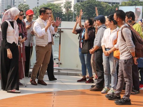 FOTO: Ridwan Kamil Ajak Penyandang Difabel Tinjau Akses Disabilitas di Halte Transjakarta