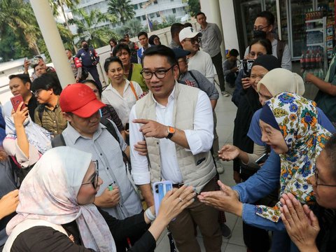 FOTO: Ridwan Kamil Ajak Penyandang Difabel Tinjau Akses Disabilitas di Halte Transjakarta