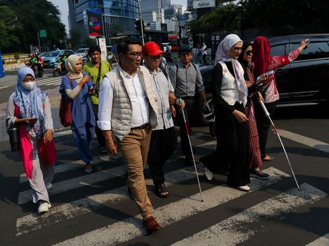 FOTO: Ridwan Kamil Ajak Penyandang Difabel Tinjau Akses Disabilitas di Halte Transjakarta