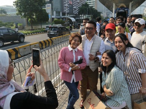 FOTO: Ridwan Kamil Ajak Penyandang Difabel Tinjau Akses Disabilitas di Halte Transjakarta