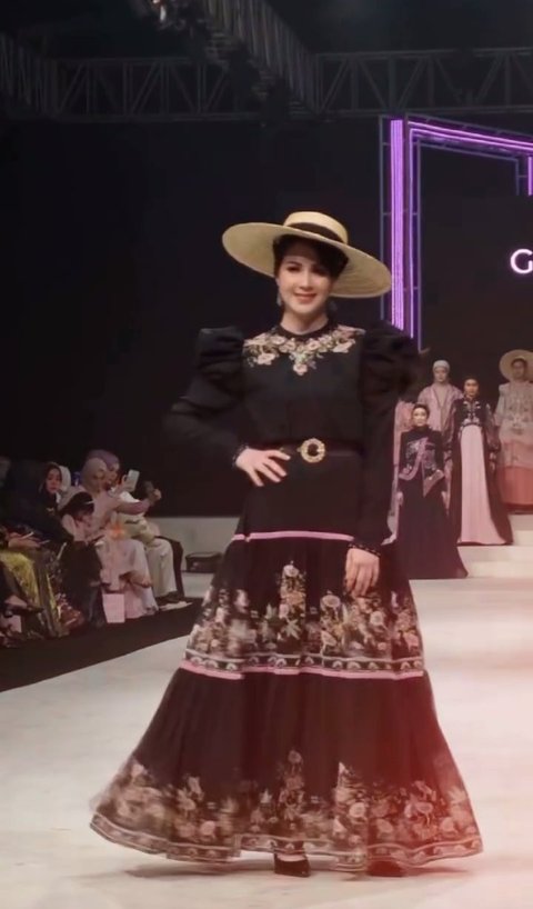 Potret Arumi Bachsin saat Tampil Catwalk