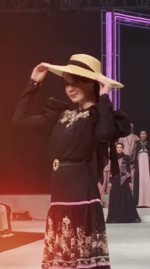 Potret Arumi Bachsin saat Tampil Catwalk