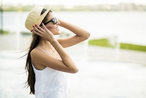 penggunaan topi untuk menghindari kulit kepala dari paparan sinar matahari