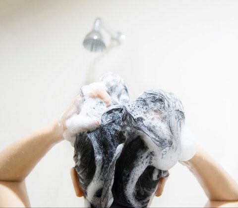 ilustrasi mencuci rambut dengan sampo