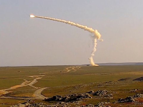 FOTO: Ngerinya Pasukan Armada Utara Rusia Tembakkan Rudal Jelajah ke Laut Barens