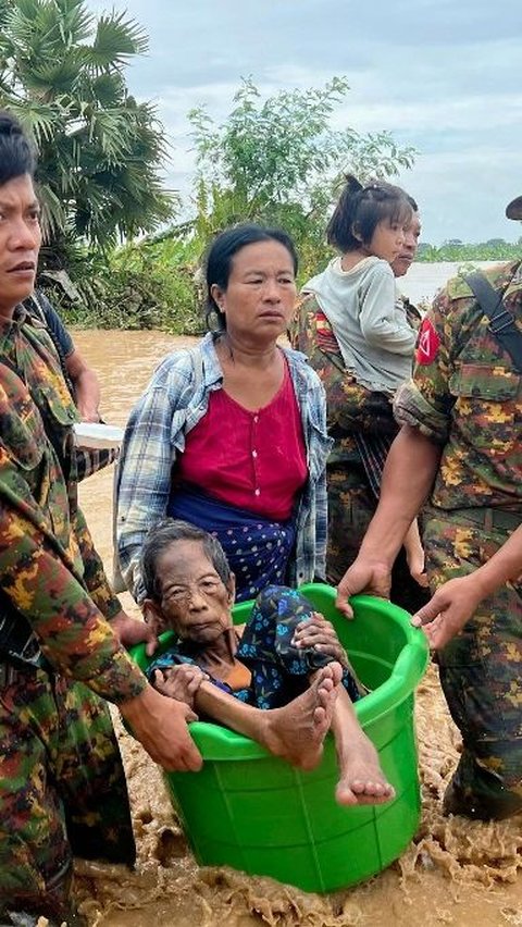 FOTO: Terjangan Topan Yagi Picu Banjir Dahsyat di Myanmar, Warga Dievakuasi Pakai Perahu hingga Ember