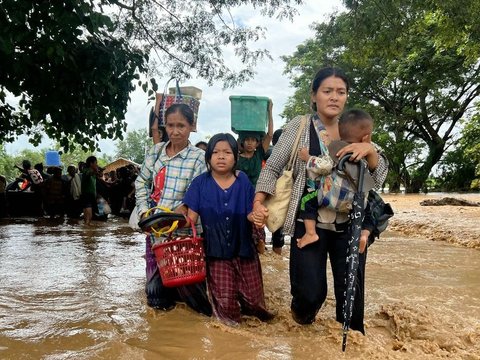 FOTO: Terjangan Topan Yagi Picu Banjir Dahsyat di Myanmar, Warga Dievakuasi Pakai Perahu hingga Ember