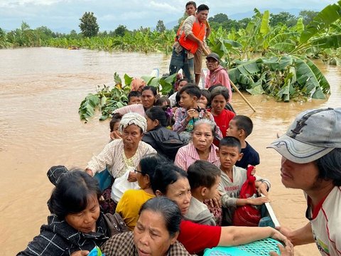 FOTO: Terjangan Topan Yagi Picu Banjir Dahsyat di Myanmar, Warga Dievakuasi Pakai Perahu hingga Ember