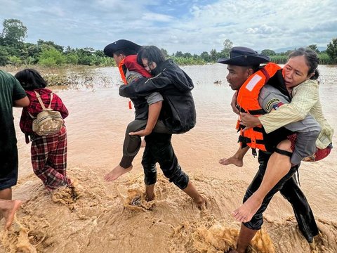 FOTO: Terjangan Topan Yagi Picu Banjir Dahsyat di Myanmar, Warga Dievakuasi Pakai Perahu hingga Ember