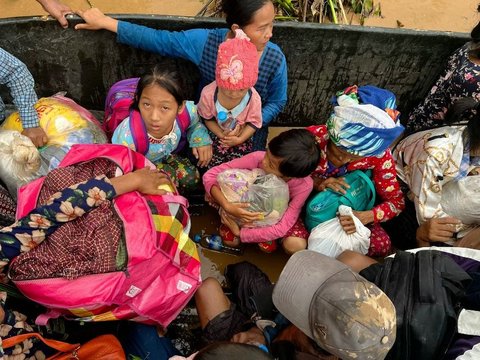 FOTO: Terjangan Topan Yagi Picu Banjir Dahsyat di Myanmar, Warga Dievakuasi Pakai Perahu hingga Ember