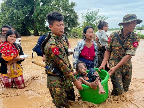 FOTO: Terjangan Topan Yagi Picu Banjir Dahsyat di Myanmar, Warga Dievakuasi Pakai Perahu hingga Ember