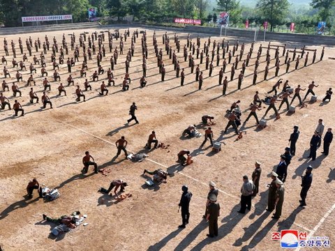 FOTO: Mengintip Pasukan Khusus Korea Utara Pamer Kekuatan di Depan Kim Jong-un