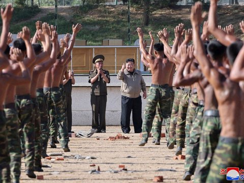 FOTO: Mengintip Pasukan Khusus Korea Utara Pamer Kekuatan di Depan Kim Jong-un