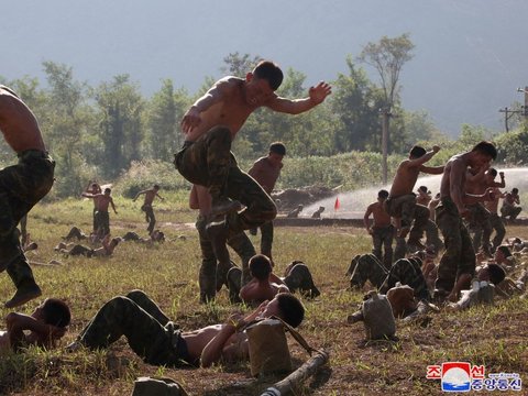 FOTO: Mengintip Pasukan Khusus Korea Utara Pamer Kekuatan di Depan Kim Jong-un