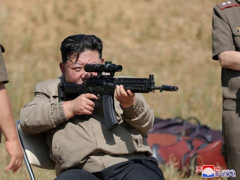 FOTO: Mengintip Pasukan Khusus Korea Utara Pamer Kekuatan di Depan Kim Jong-un