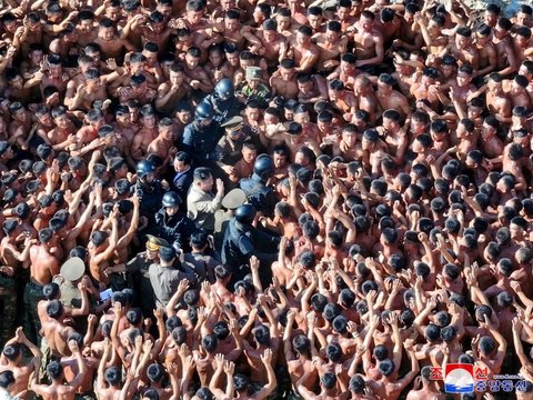 FOTO: Mengintip Pasukan Khusus Korea Utara Pamer Kekuatan di Depan Kim Jong-un