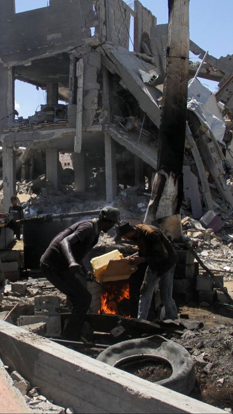 FOTO: Menolak Pasrah, Warga Jalur Gaza Hadapi Blokade Israel dengan Ciptakan Bahan Bakar dari Sampah