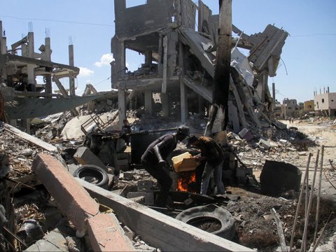 FOTO: Menolak Pasrah, Warga Jalur Gaza Hadapi Blokade Israel dengan Ciptakan Bahan Bakar dari Sampah