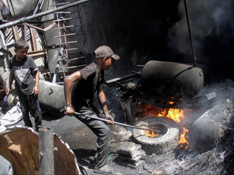 FOTO: Menolak Pasrah, Warga Jalur Gaza Hadapi Blokade Israel dengan Ciptakan Bahan Bakar dari Sampah