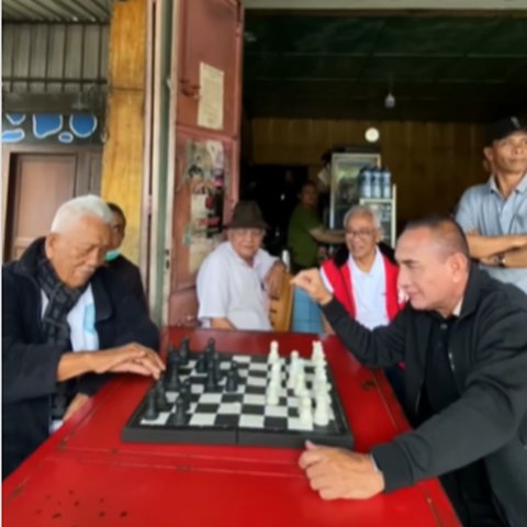 Eks Pangkostrad Bertemu dengan Guru SMA yang Kini Lansia, Salut M