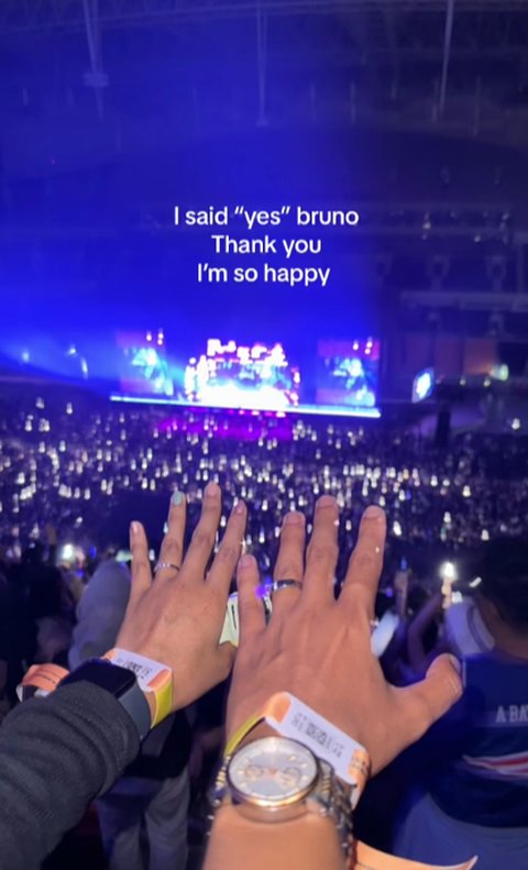 Pria Ini Lamar Kekasihnya di Konser Bruno Mars, Aksinya Curi Perhatian