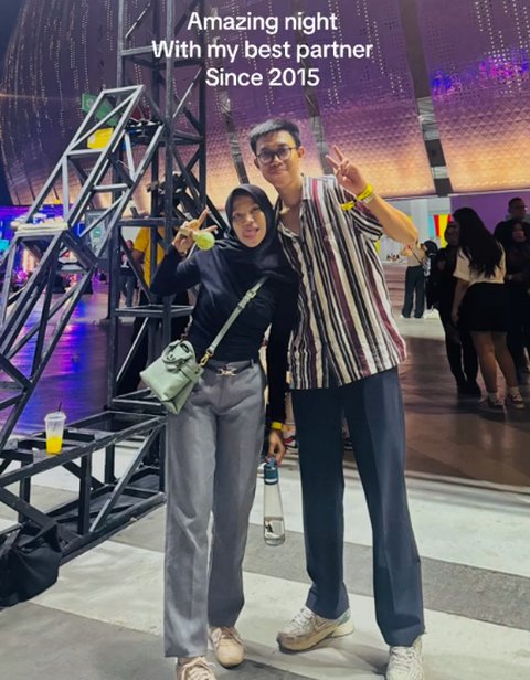 Pria Ini Lamar Kekasihnya di Konser Bruno Mars, Aksinya Curi Perhatian