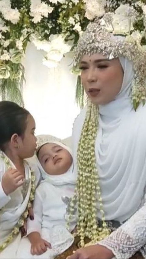 Potret Fitri Tropica & Suami Kembali Jadi Pengantin di Ultah Pernikahan Ke-10, 'Pernikahan' di Hadiri Anak-anak