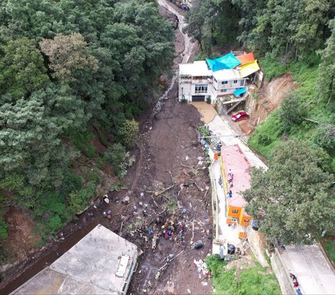 Hujan deras yang mengguyur daerah tersebut memicu tanah longsor yang menewaskan seorang anak kecil dan membuat beberapa orang lainnya terjebak.  Foto: REUTERS / Luis Cortes