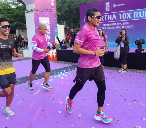 FOTO: Sandiaga Uno Lepas Ribuan Pelari Mengikuti Amartha 10x Run dari Gelora Bung Karno