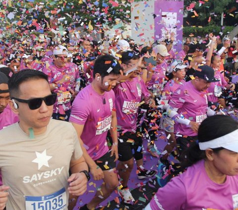 Event lari yang diikuti ribuan pelari ini menempuh lintasan sepanjang 10 kilometer di sekitar kawasan Plaza Timur, Senayan, Jakarta. Foto: merdeka.com / Arie Basuki