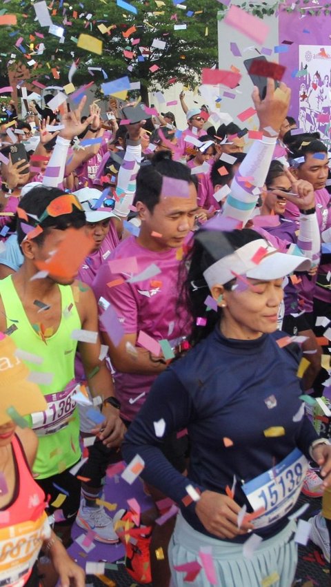 FOTO: Sandiaga Uno Lepas Ribuan Pelari Mengikuti Amartha 10x Run dari Gelora Bung Karno